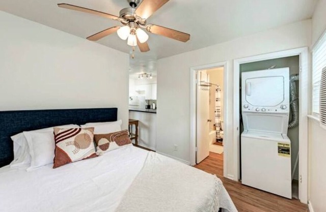 A-205 1bd/1ba on 2nd floor, In-unit W+D, 5min to downtown, Free Parking!