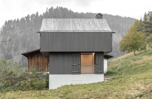 A beautiful wood and glass chalet at the edge of the Forest