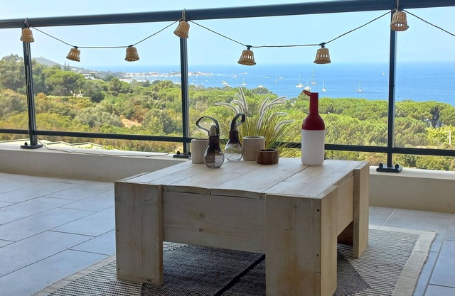 A charming setting with the sea in full view!