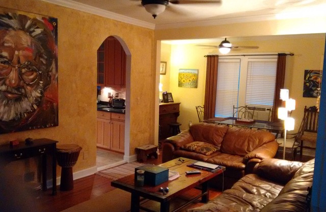 A Comfortable home Beautiful Quiet neighborhood Heart of Buckhead