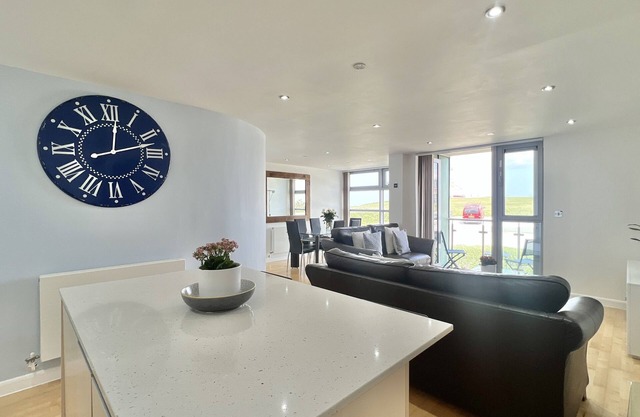A CONTEMPORARY BEACHSIDE APARTMENT ON HEADLAND ROAD FISTRAL 5 MINUTE FROM BEACH