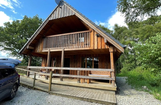 A cosy log cabin nestled in the woods. next to the river Deveron