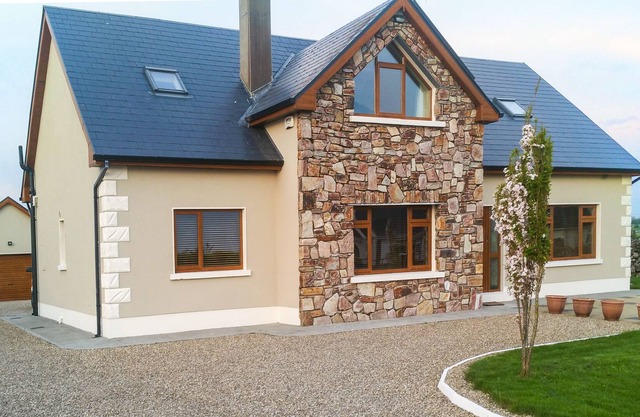 A COUNTRY VIEW COTTAGE, family friendly in Athenry, County Galway