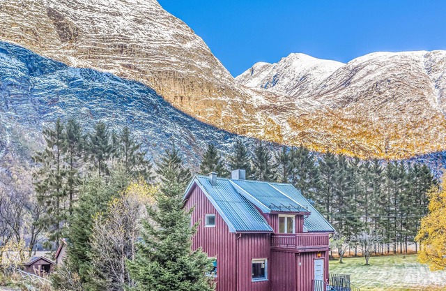 A cozy cottage located in the middle of the majestic Sunndals mountains.