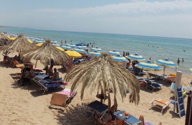 A few minutes from the beach and the spa .. surrounded by fertile countryside full of olive groves and vineyards, perfect for exploring Sicily Agrigento -Palermo-Trapani
