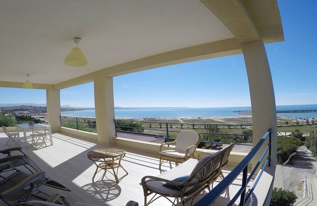 A few steps from the beach of Porto Palo, apartment in a villa with sea view