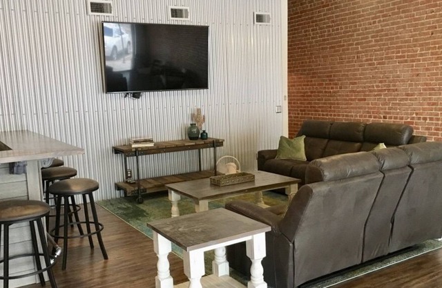 A Hip, Cool Urban Oasis in Rural West Texas - Rm 1 (4 rms avail. for rent)