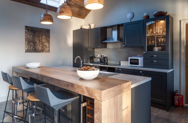 A holiday cottage that sleeps 4 guests in 2 bedrooms