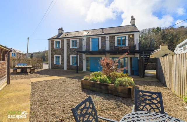 A holiday cottage that sleeps 6 guests in 3 bedrooms