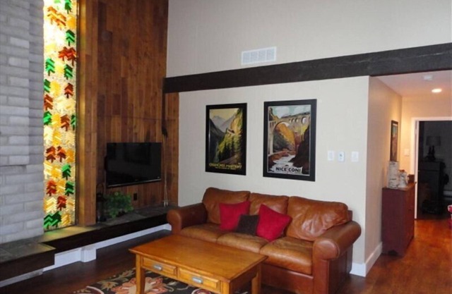 A home away from home! 2b/2b Condo, Great Location & Walk to Town!