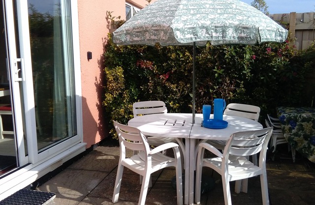 A homely coastal snug, tucked in a quiet area, a short walk to the shore.