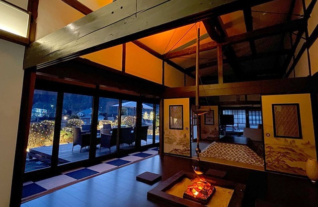 A house with a hearth surrounded by Mt. Fuji and Yatsugatake.