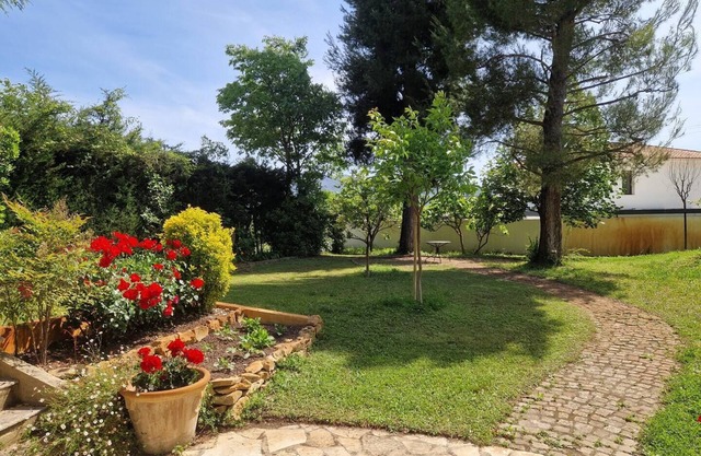 A L'OMBRE de L'ACACIA T2 air-conditioned, 70 m2, secure parking, garden with trees