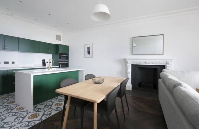 A lews castle that sleeps 2 guests in 1 bedroom