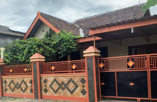 A local house 3 Bedrooms with very affordable price.
