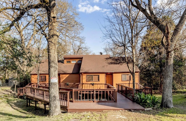 A&M Cabin-Pool Table Deck BBQ-10mins Kyle Field