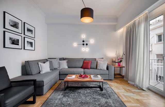 A MINIMAL HAVEN BETWEEN THE ACROPOLIS AND SYNTAGMA