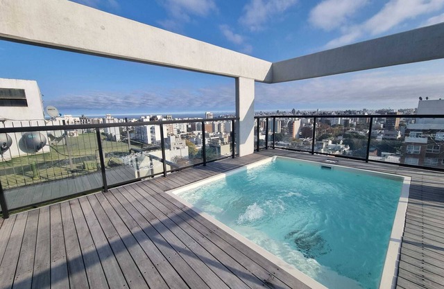 A modern loft with a smart key system, located close to a Mall and beaches.