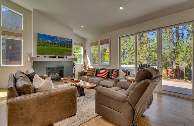 A Modern Tahoe 3 Bedroom, 3.5 Bath (SL110), Hot Tub, BBQ, Close to Downtown