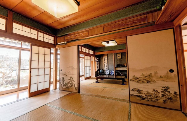 A nostalgic space Relax and unwind in a fully equ/Mihara Hiroshima