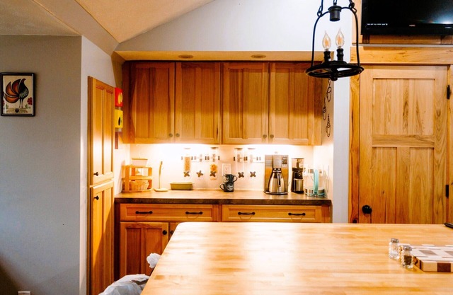 A Peace of Paradise. -Hot Tub, Massage Chair, Private Lot, Close to Gun Lake-