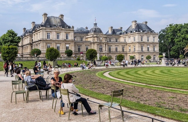 A PERFECT BLEND OF CLASSIC ELEGANCE & MODERN COMFORT NEXT TO LUXEMBOURG GARDEN