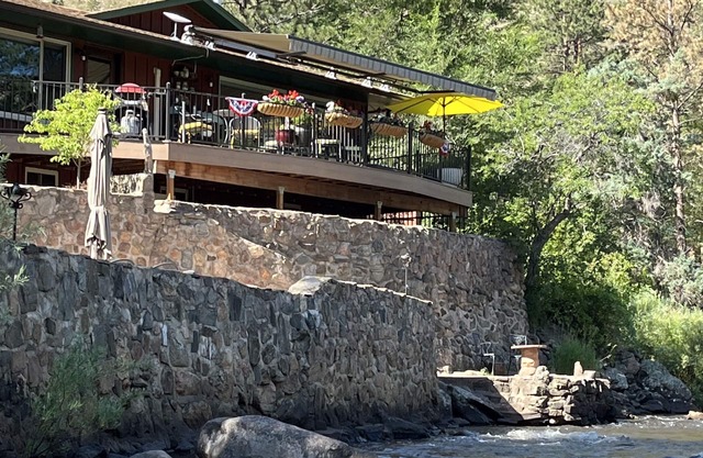 A private, Poudre River paradise! Relax in style & comfort, and bring your dog!