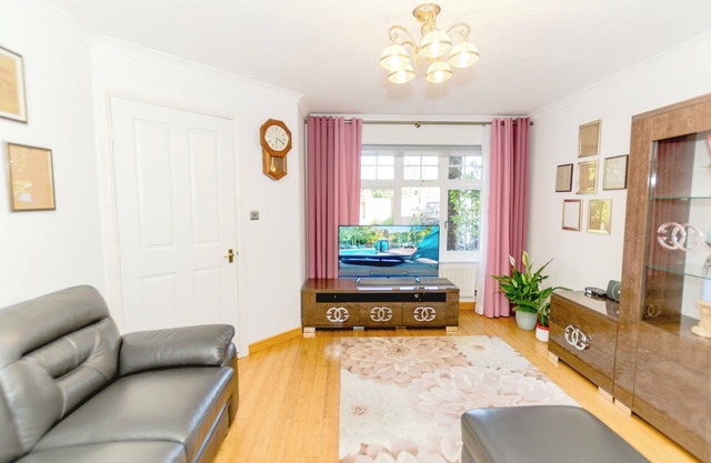 A Riverside Paradise in The City w Garden - A 2 Bed Home in London Sleeps 4!