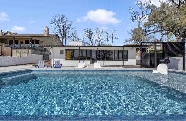 A Shore Thing-Lakefront w/huge sandy beach, & pool