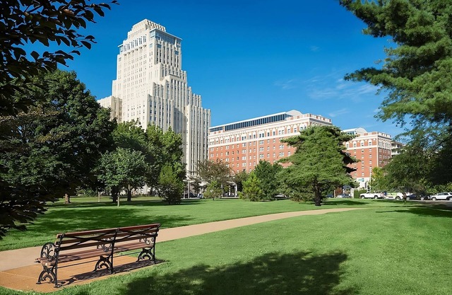 A short drive away from Saint Louis Science Center! 2 Spacious Rooms! W/Parking