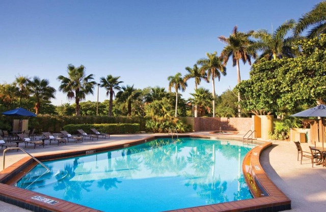 A short drive away from Phillips Park! 2 Contemporary Units! Pool, Pets Allowed!