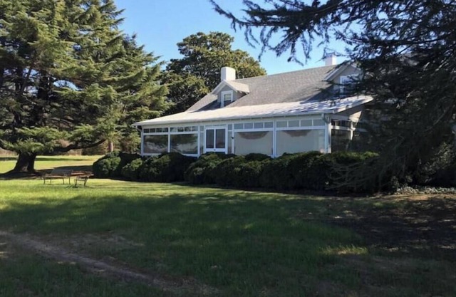 A slice of paradise on the Piantakank: pool, tennis court, private beach, dock