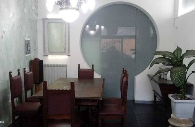 A stone's throw from the center outside the ZTL, large first floor for short stays