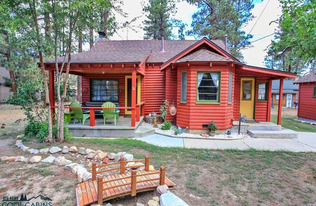 A Sweet Pine Cabin - Adorable retro home in a peaceful residential neighborhood