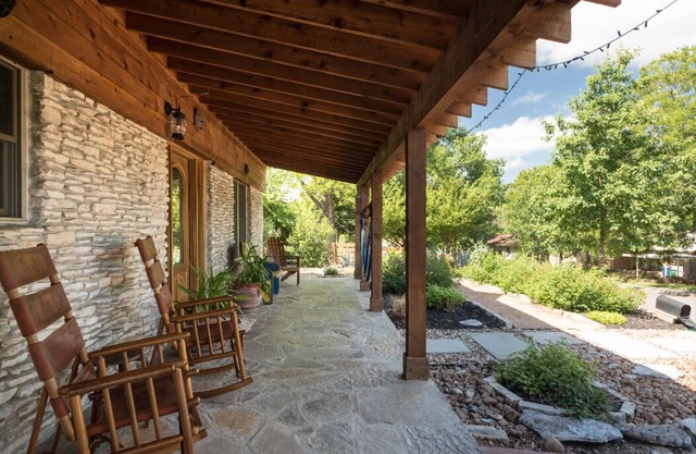 A touch of TX Hill Country-SOCO Austin, Big 5BR, SwimSPA-seats 10, Sauna, 7 Beds