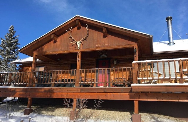 A True Log Cabin in The Woods with Mountain Views in Indian Mountain