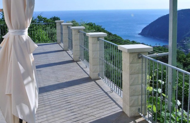 A window on the Gulf of Moneglia and a passepartout for the 5 Terre