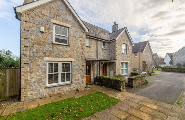 A wonderful three-bedroom Cornish cottage set in an exceptional location.
