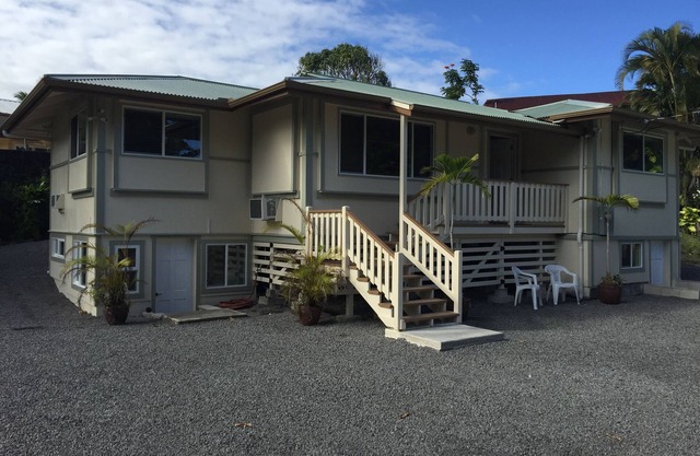 Aaron's Beach House - NEWly Renovated Private home with a 5 min walk to beach