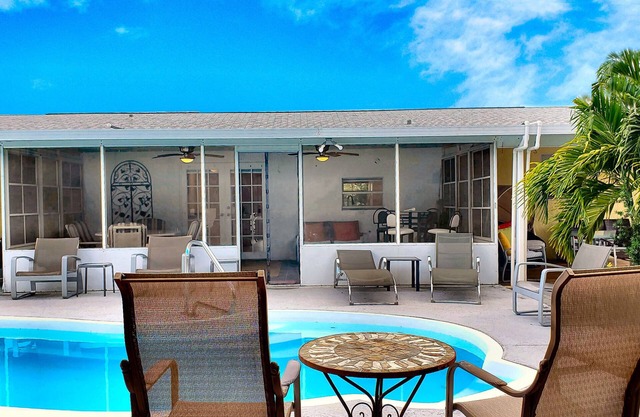 abc 4/3 Private, HEATED Pool Home, Minutes to Beaches, Stadium, Shopping, PGA!