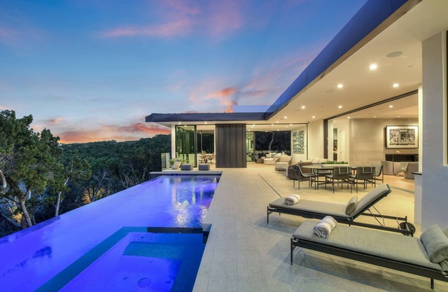 Above Accolade I Luxury Services I Pool/Spa I Sauna I Ping Pong I Luxe Decor