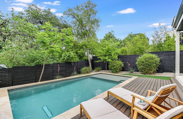 Above Downtown Modern | Pool l Skyline Views l Office I Luxury Services