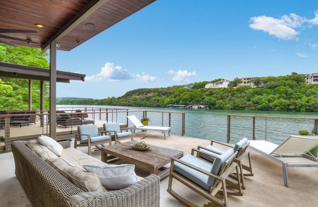 Above Lakeside I Lakefront | Pickleball I Pool/Spa l Firepit I Luxe Services