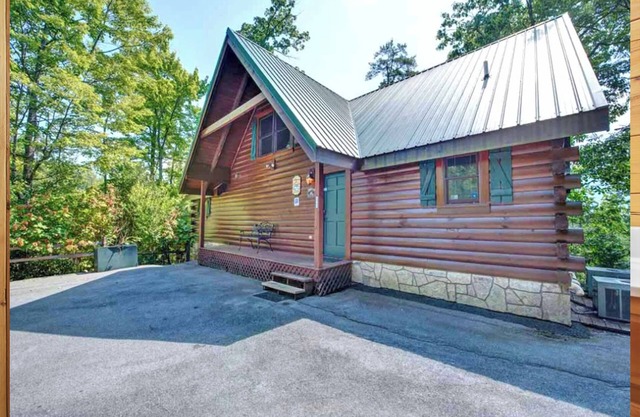 ABOVE THE CLOUDS! 4 Bedroom in the Smokies!