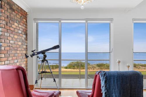 Absolute Bay Frontage with Open Fire and Spa Bath