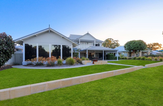 ABSOLUTE FRONTAGE TO THE MURRAY RIVER!