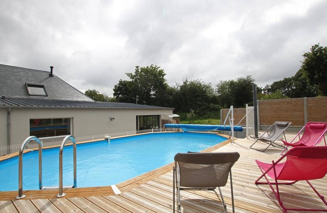 Accessible Family Getaway with Jacuzzi, Pool, and Spacious Living Spaces
