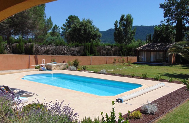Accommodation in a magnificent villa in the Var
