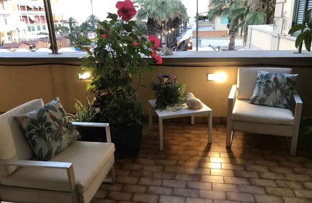 Accommodation in period building with a sea view terrace - in pedestrian zone