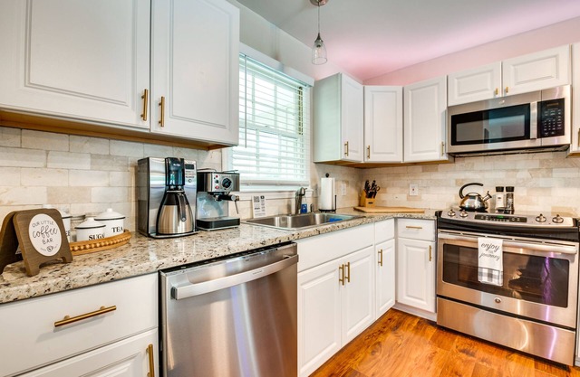 Acworth Oasis w/Pool, Hot Tub & Fire Pit!